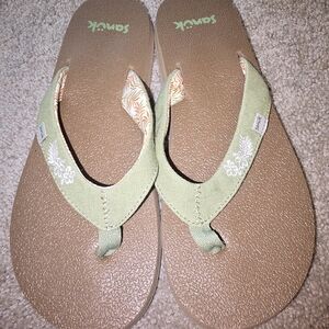Sanuk Women's Green and Brown Sandals